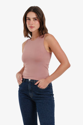 توب قصير بقصة ضيقة