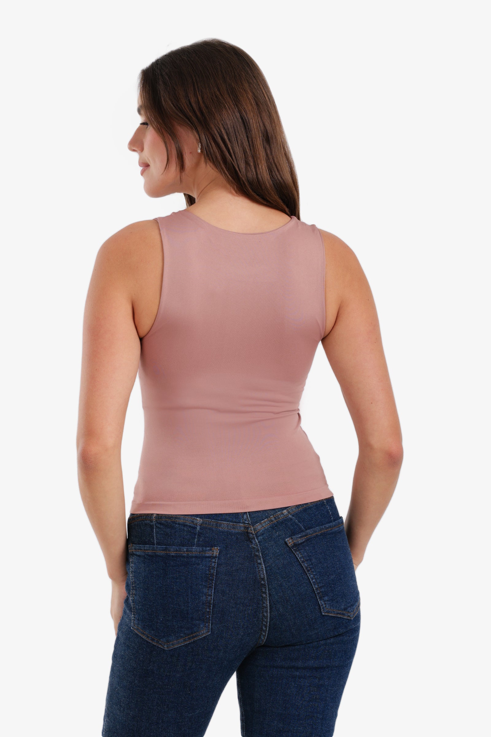 توب قصير بقصة ضيقة