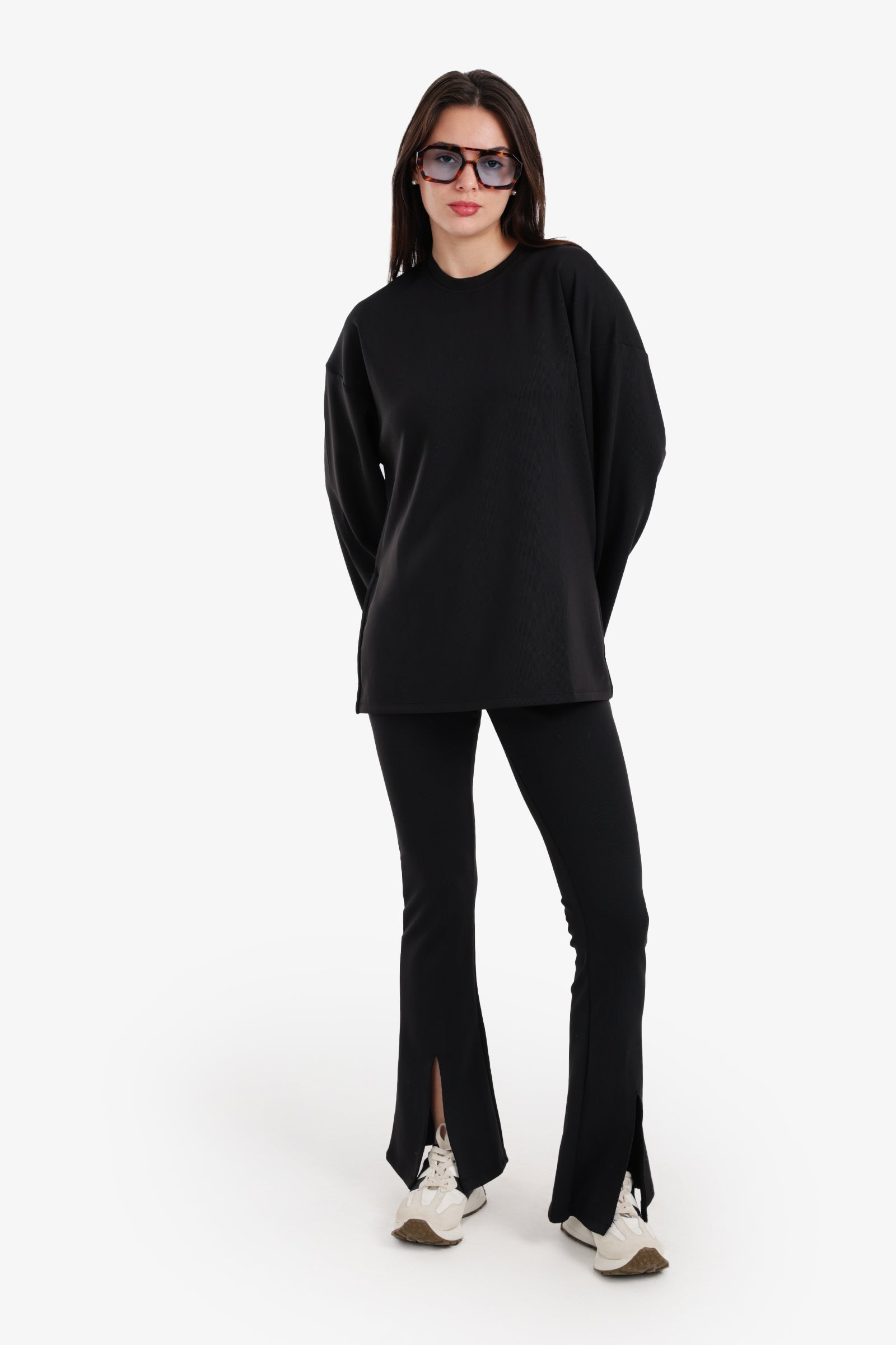 بلوزة واسعة بياقة دائرية