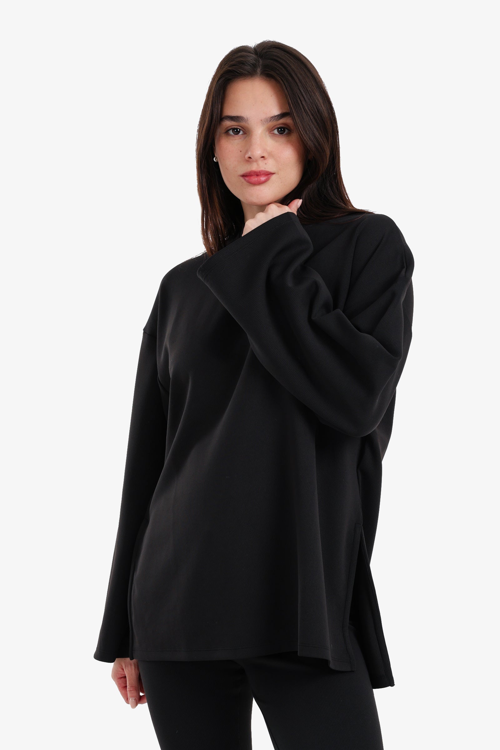 بلوزة واسعة بياقة دائرية