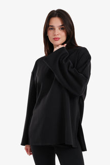 بلوزة واسعة بياقة دائرية