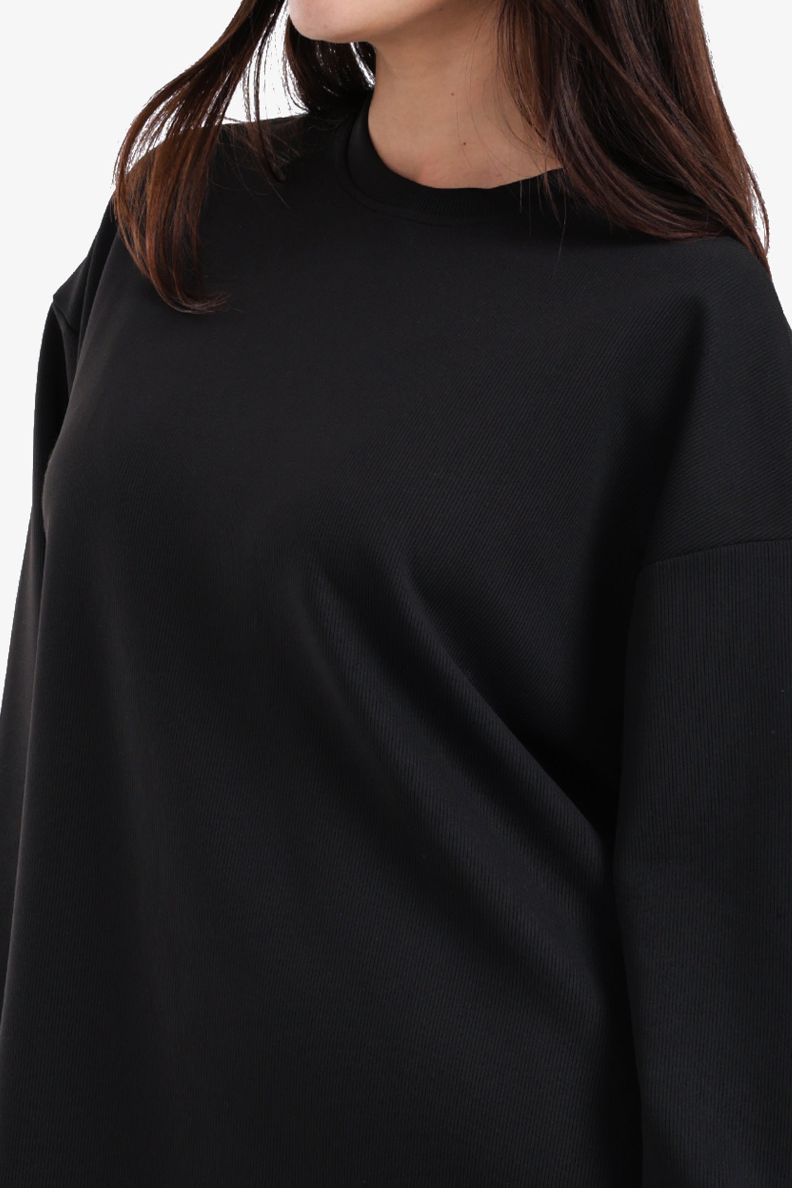 بلوزة واسعة بياقة دائرية