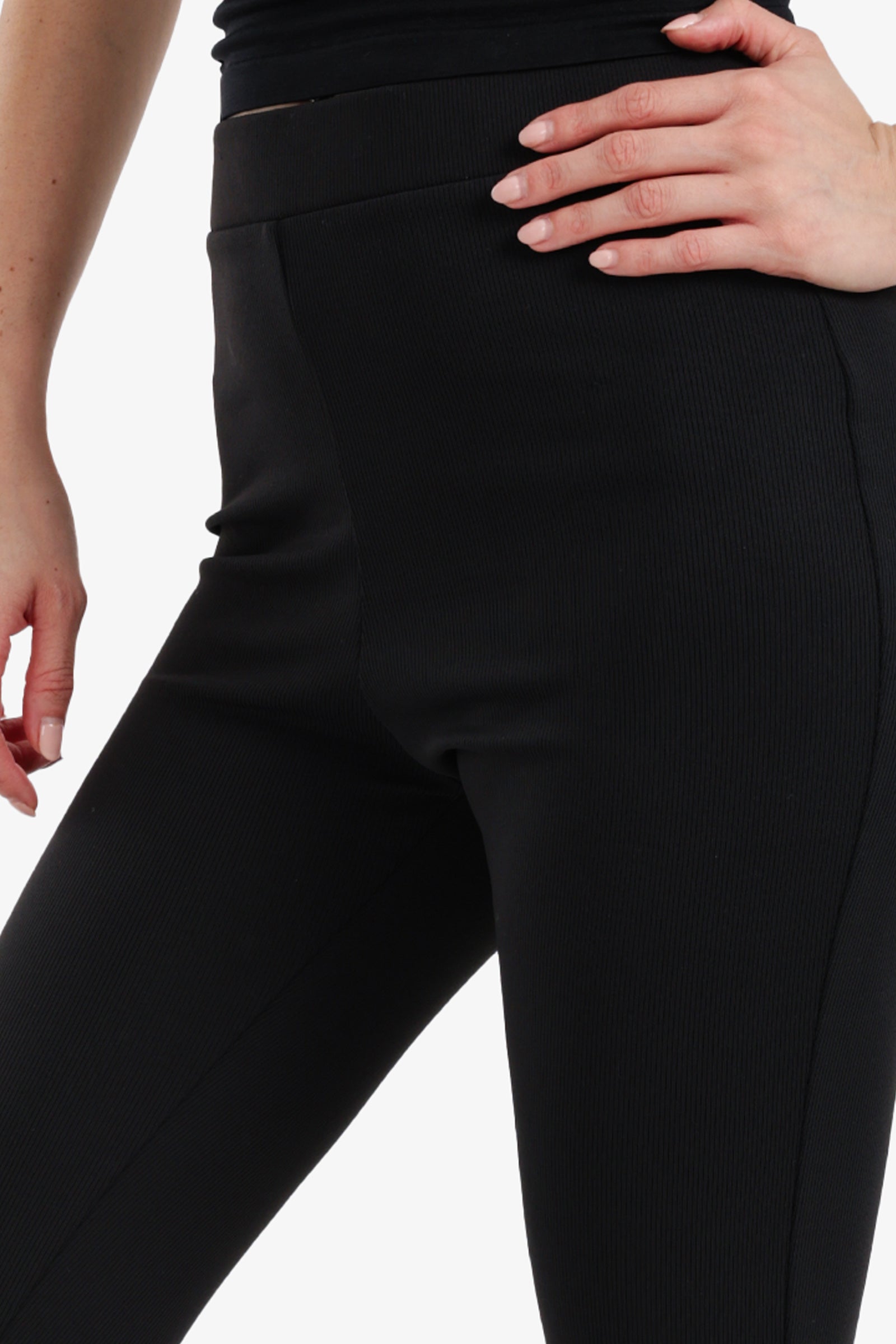 بنطلون بقصة فلير مع حافة مفتوحة