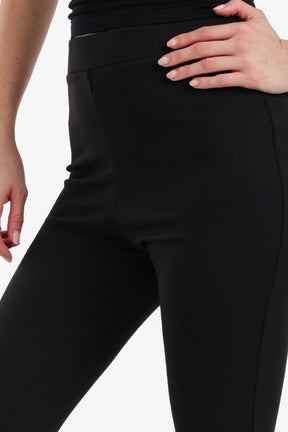 بنطلون بقصة فلير مع حافة مفتوحة