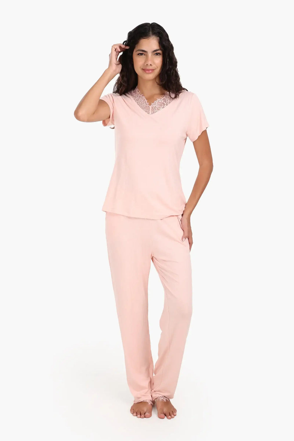 طقم بيجامة بتفاصيل دانتيل