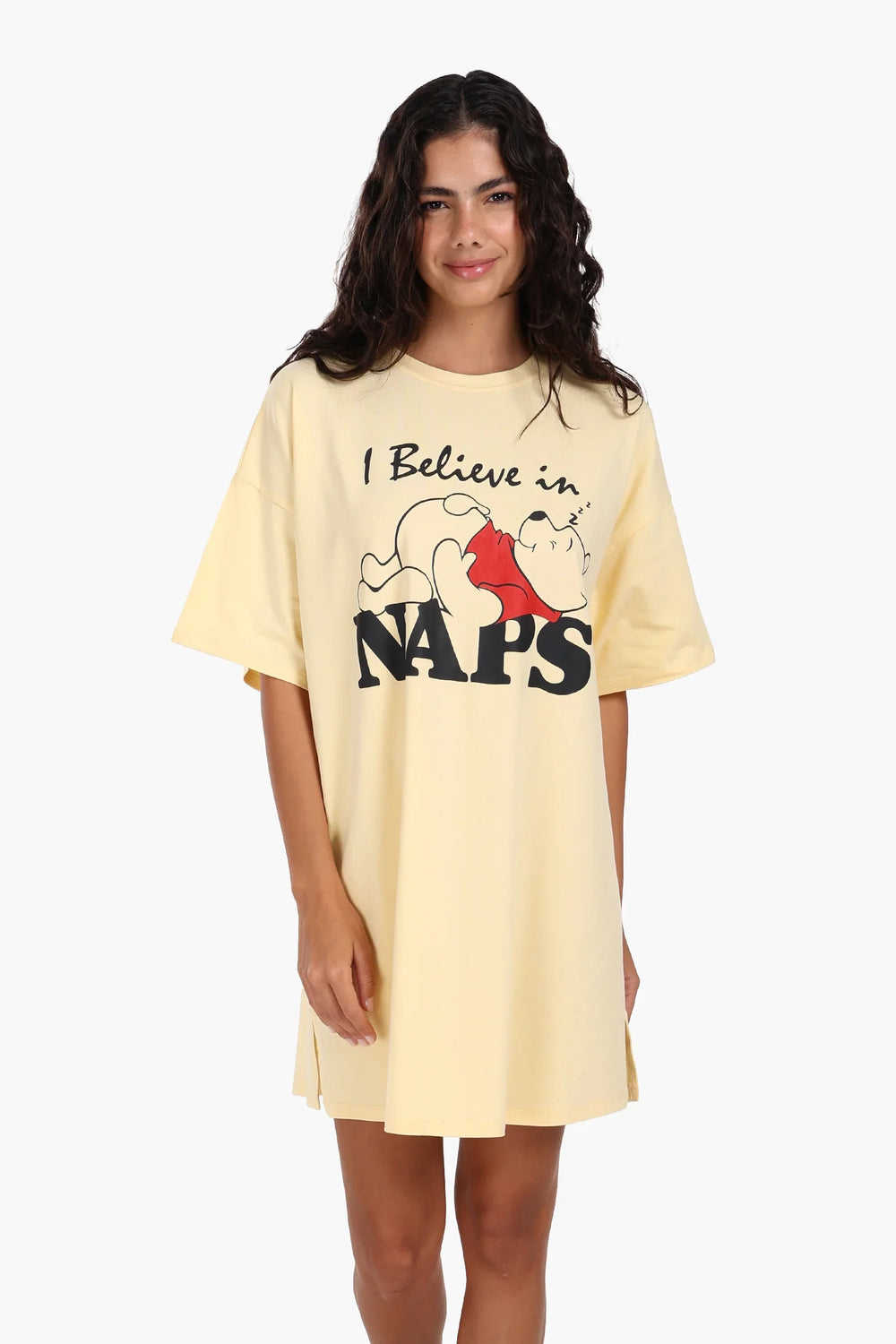 قميص نوم باللون الأصفر الفاتح