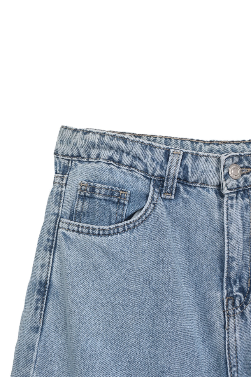 بنطلون جينز بقصة مستقيمة