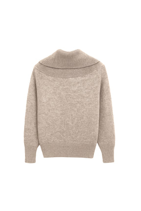 بلوفر مضلع وأكتاف مكشوفة