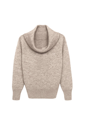 بلوفر مضلع وأكتاف مكشوفة