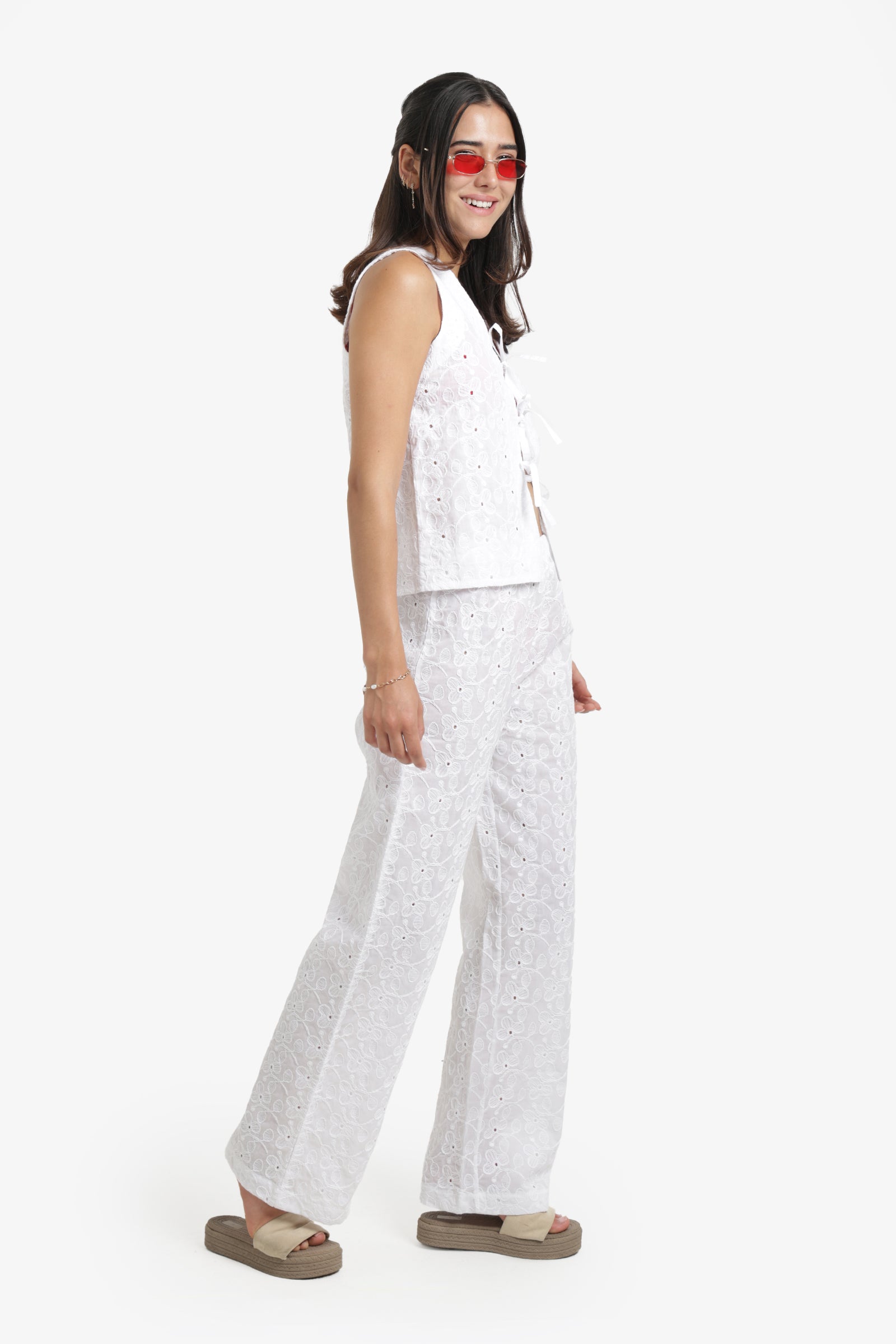 طقم شاطئ مطرز مع رباط