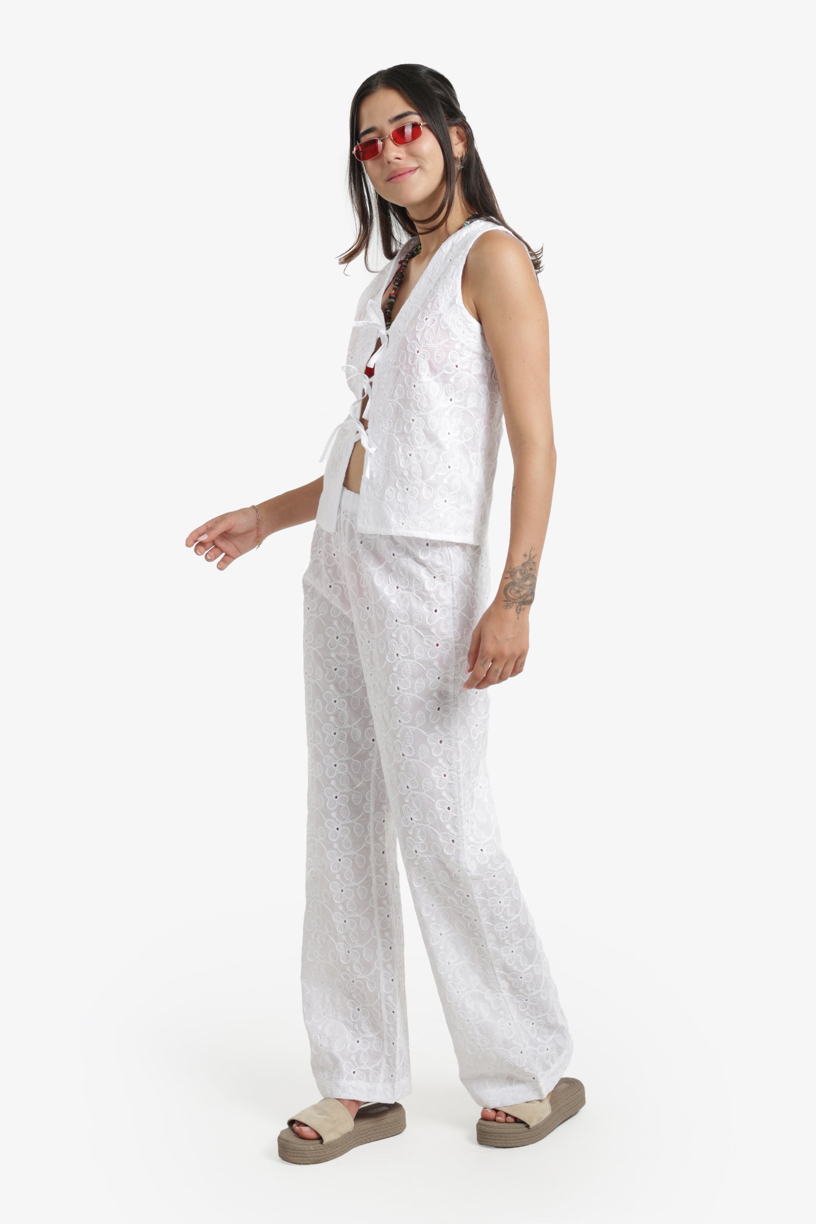 طقم شاطئ مطرز مع رباط