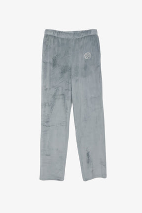 طقم بيجامة مزين بشعار مطرّز