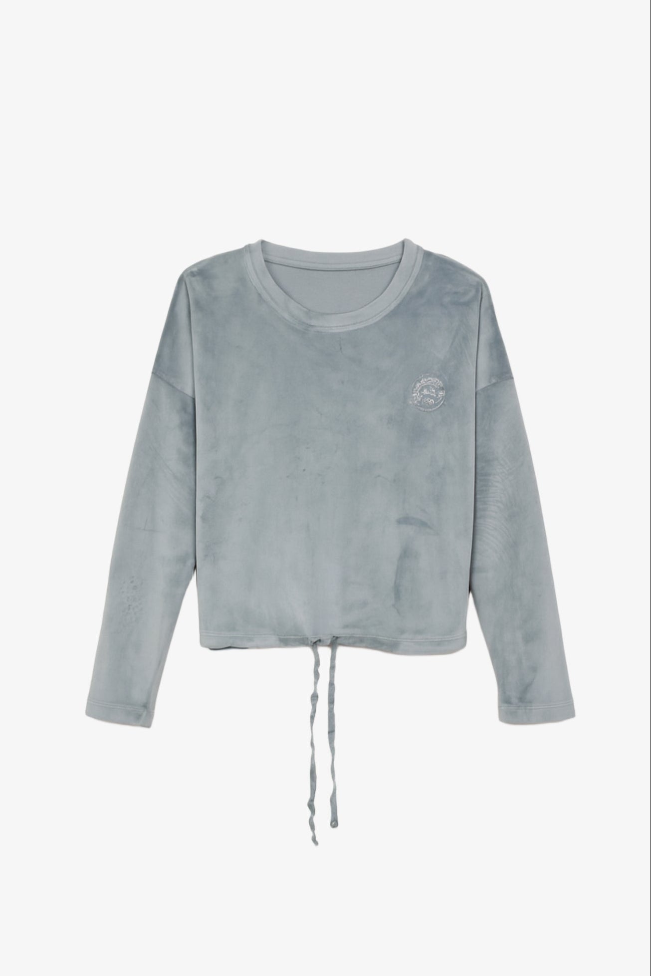 طقم بيجامة مزين بشعار مطرّز