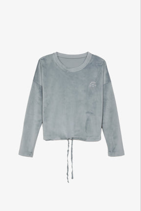 طقم بيجامة مزين بشعار مطرّز