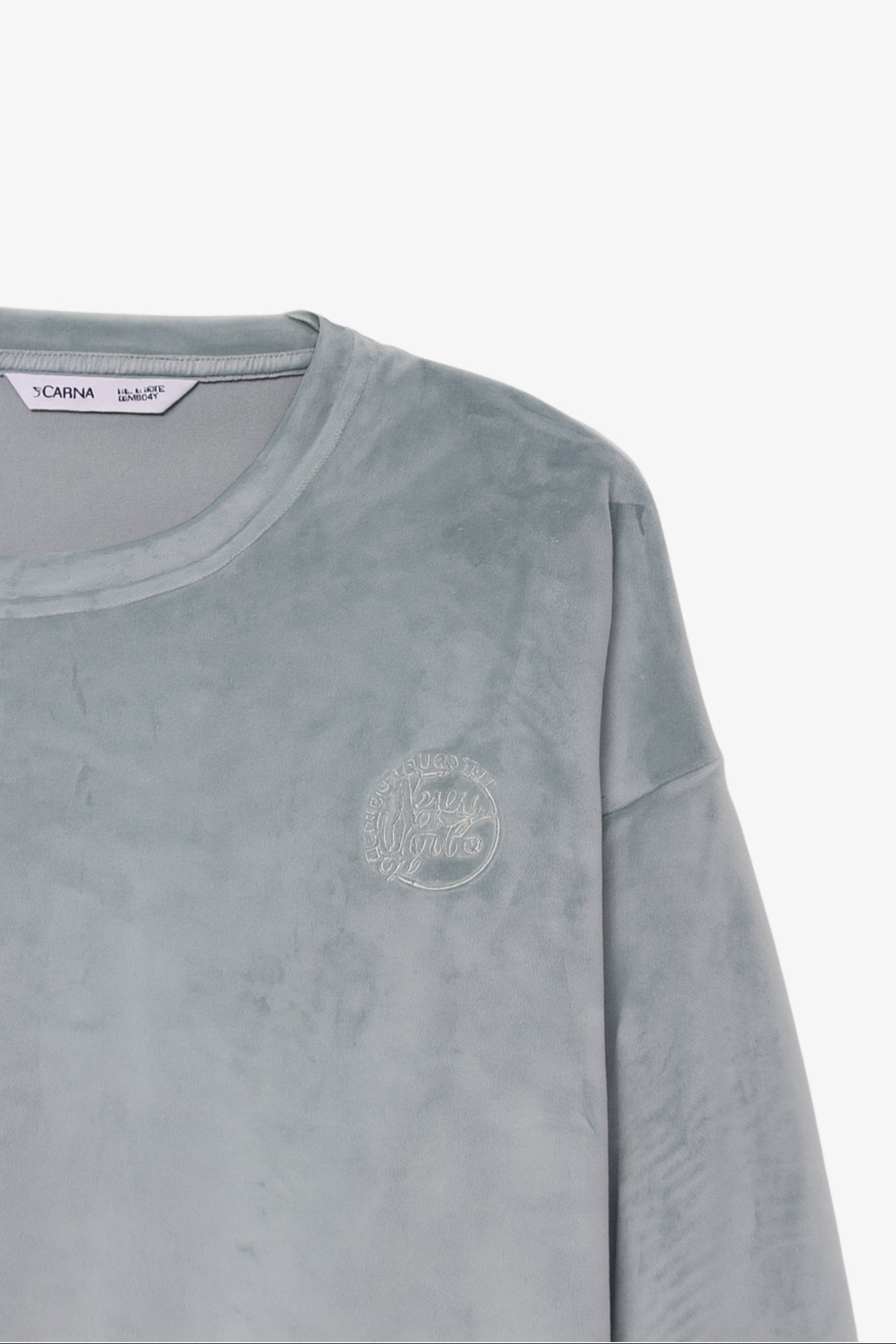 طقم بيجامة مزين بشعار مطرّز