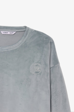 طقم بيجامة مزين بشعار مطرّز