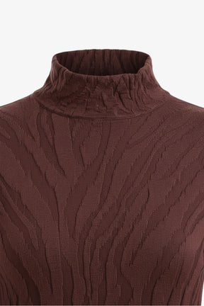 بلوفر بياقة شبه عالية