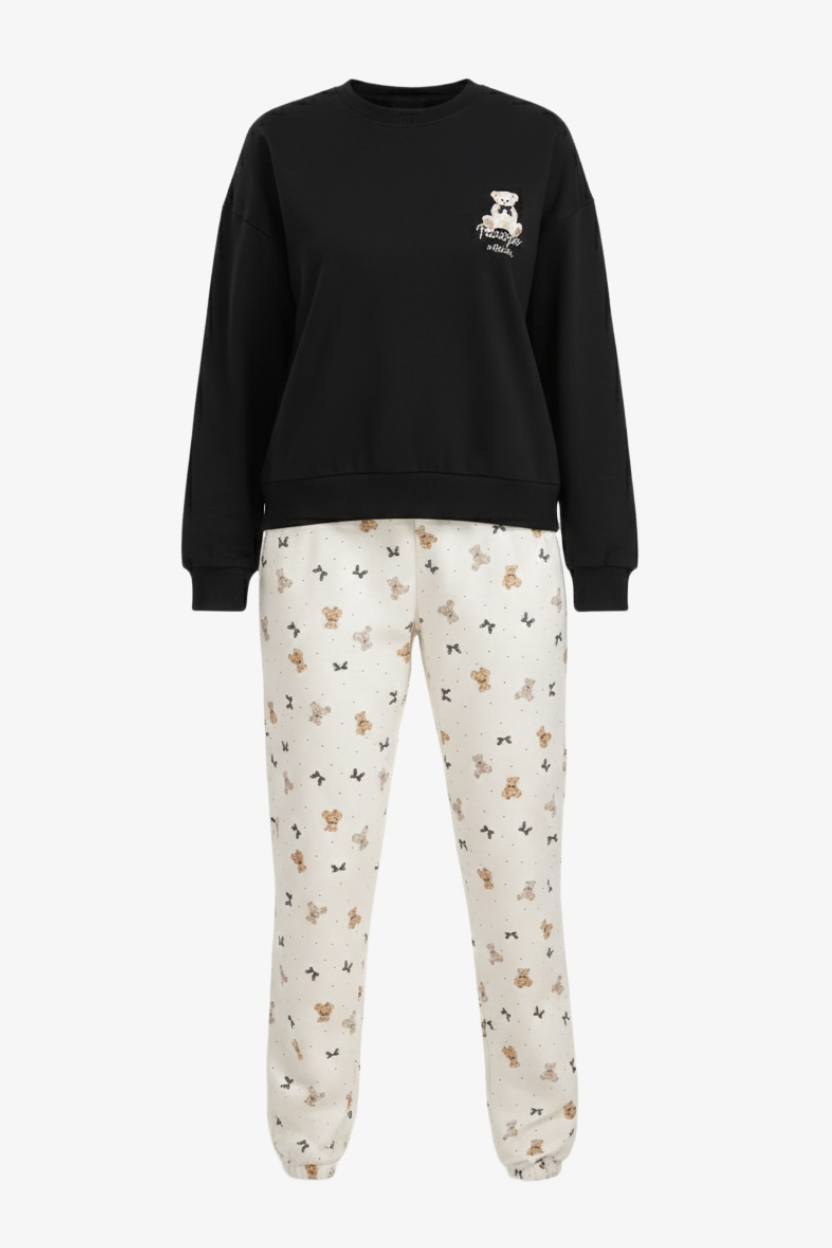 بيجامة بطبعة على الصدر