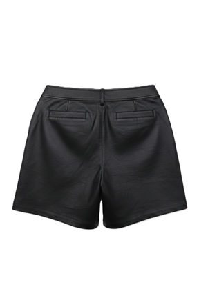 شورت جلد صناعي بأرجل واسعة