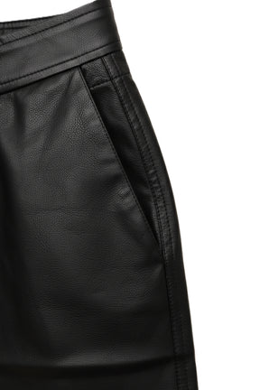 شورت جلد صناعي بأرجل واسعة