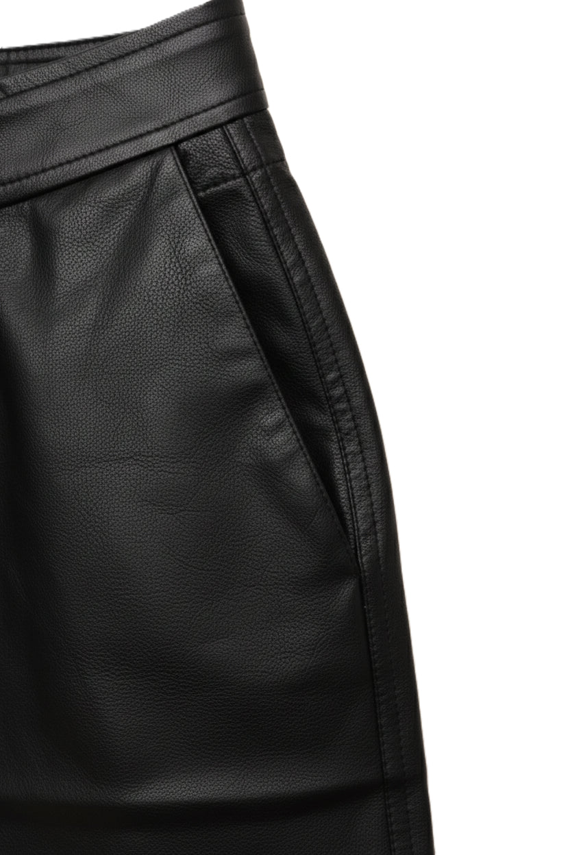 شورت جلد صناعي بأرجل واسعة