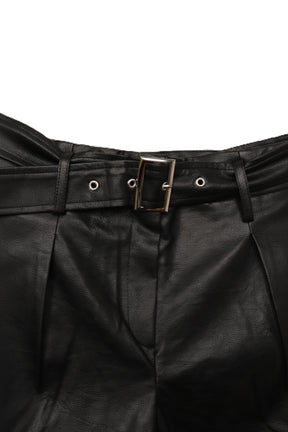 شورت جلد صناعي بأرجل واسعة