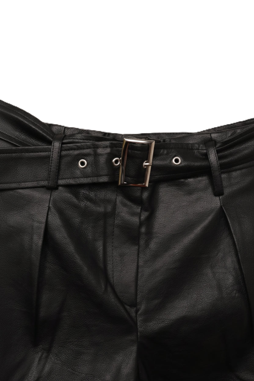 شورت جلد صناعي بأرجل واسعة