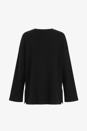 بلوزة واسعة بياقة دائرية