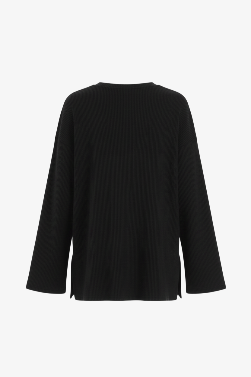 بلوزة واسعة بياقة دائرية