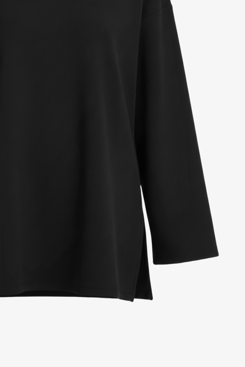 بلوزة واسعة بياقة دائرية