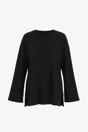 بلوزة واسعة بياقة دائرية