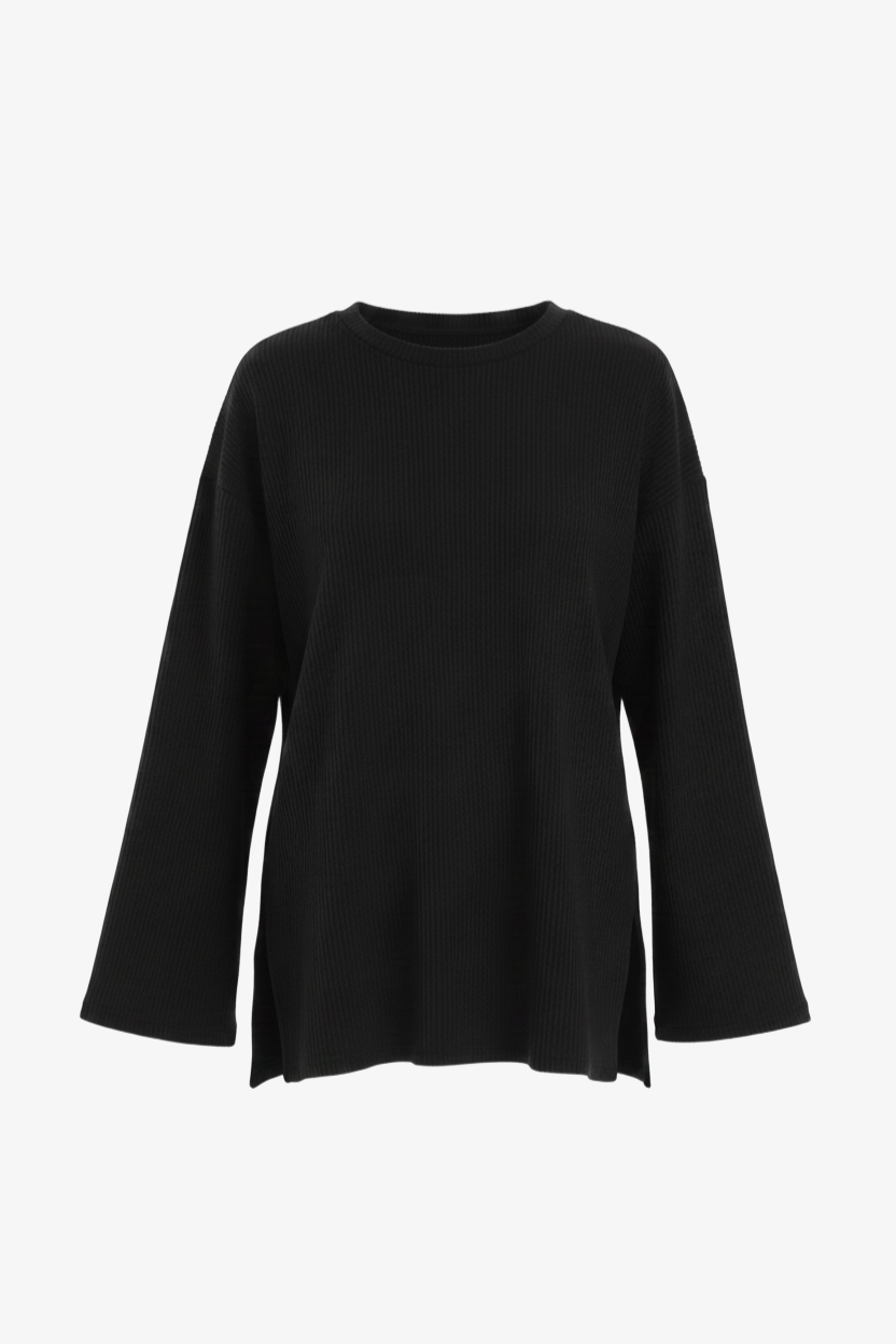 بلوزة واسعة بياقة دائرية